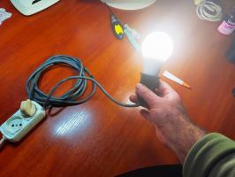 Une simple réparation carbonisées lampes LED. servir encore!