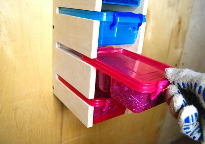 simple et utile fait maison à partir de contenants en plastique et contreplaqué