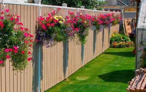 Comment décorer une clôture de tôles