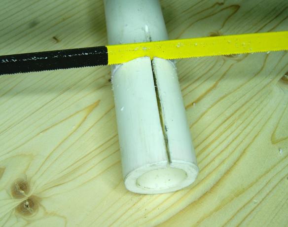 scie un morceau de longueur du tuyau est de 5 - 6 cm