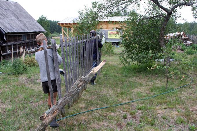Nous avons démantelé la vieille clôture en bois.