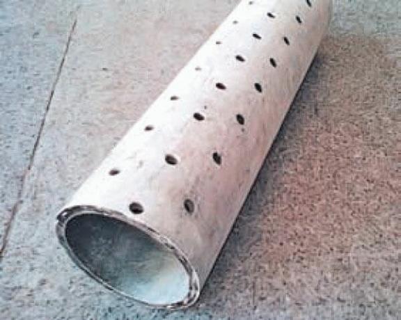 tuyaux en amiante-ciment avec des perforations