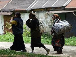 Ce qui fait Tsiganes vont de village en village et demander aux vieux oreillers et couettes.