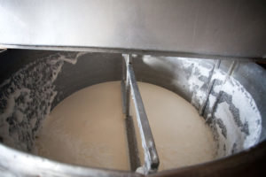 Incorporer graduellement le lait fermenté de petit lait. Après avoir mélangé le contenu coaguler. 