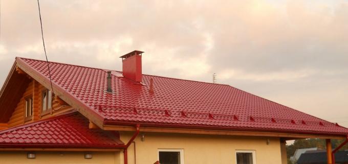 Un toit avec toiture - métal sous la forme terminée. Image avec un service Yandeks.Kartinki.