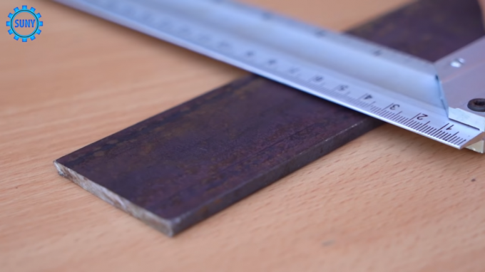 Le partitionnement de la plaque métallique de l'outil - pièce à usiner