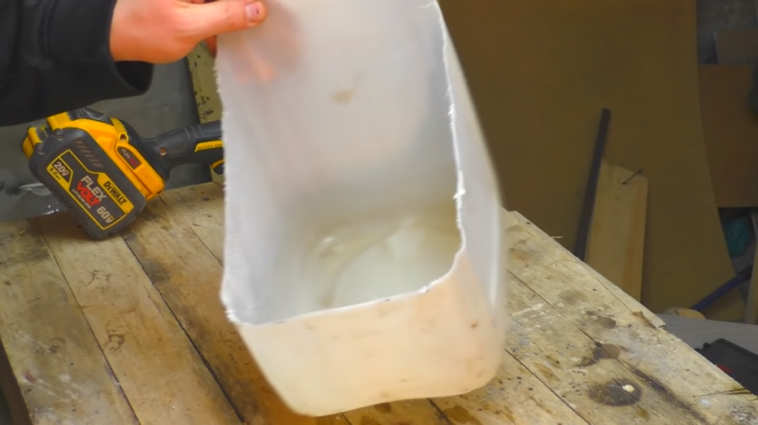 Séparer la cartouche en plastique pour boîtier de l'outil d'assemblage. Source: https://www.youtube.com/watch? v = 5VGl8hqwWjk
